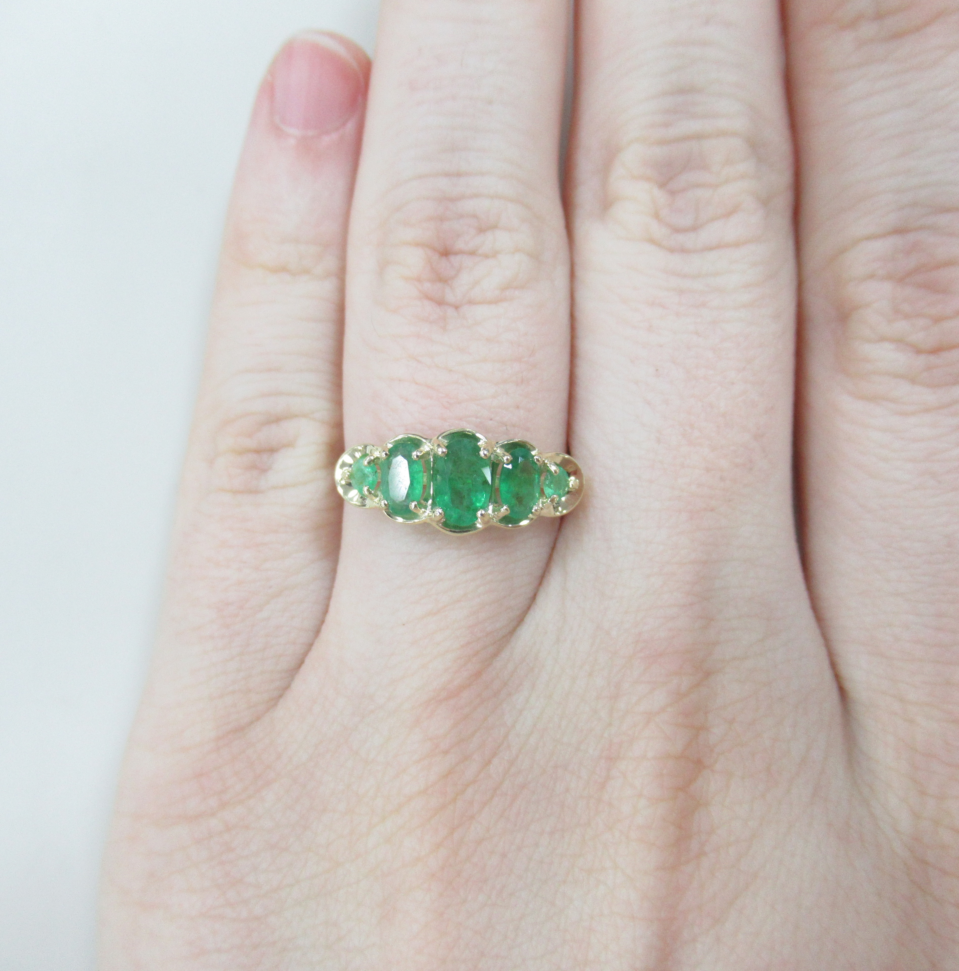 Кольцо из желтого золота с изумрудами